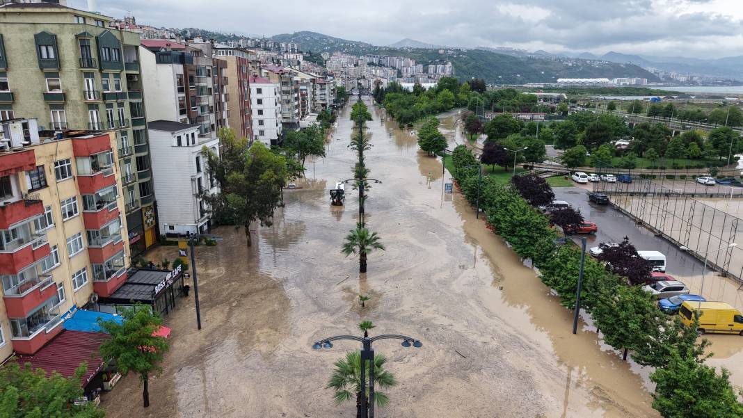 Sel suları Trabzon’u vurdu! Toklu deresi taştı, eski devlet sahil yolu Venedik’e döndü 34